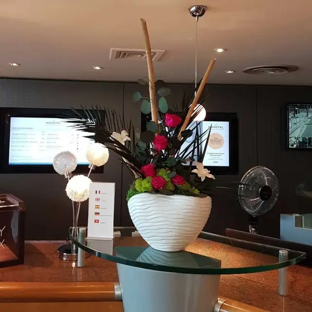 Composition de fleurs stabilisées Infini Flower dans le hall d'accueil d'un hôtel