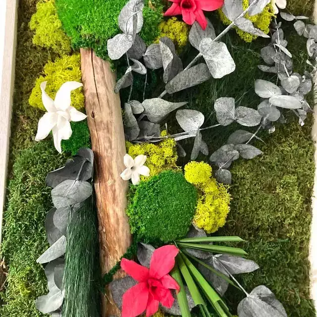 Tableau végétal stabilisé composé à l'atelier Infini Flower : mousses, lichens, eucalyptus et orchidées
